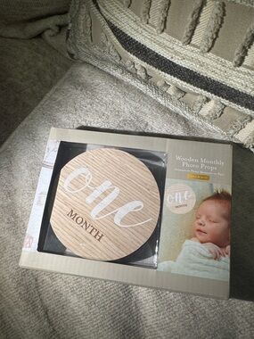 Wooden 'One Month' Baby Photo Prop - Neutral